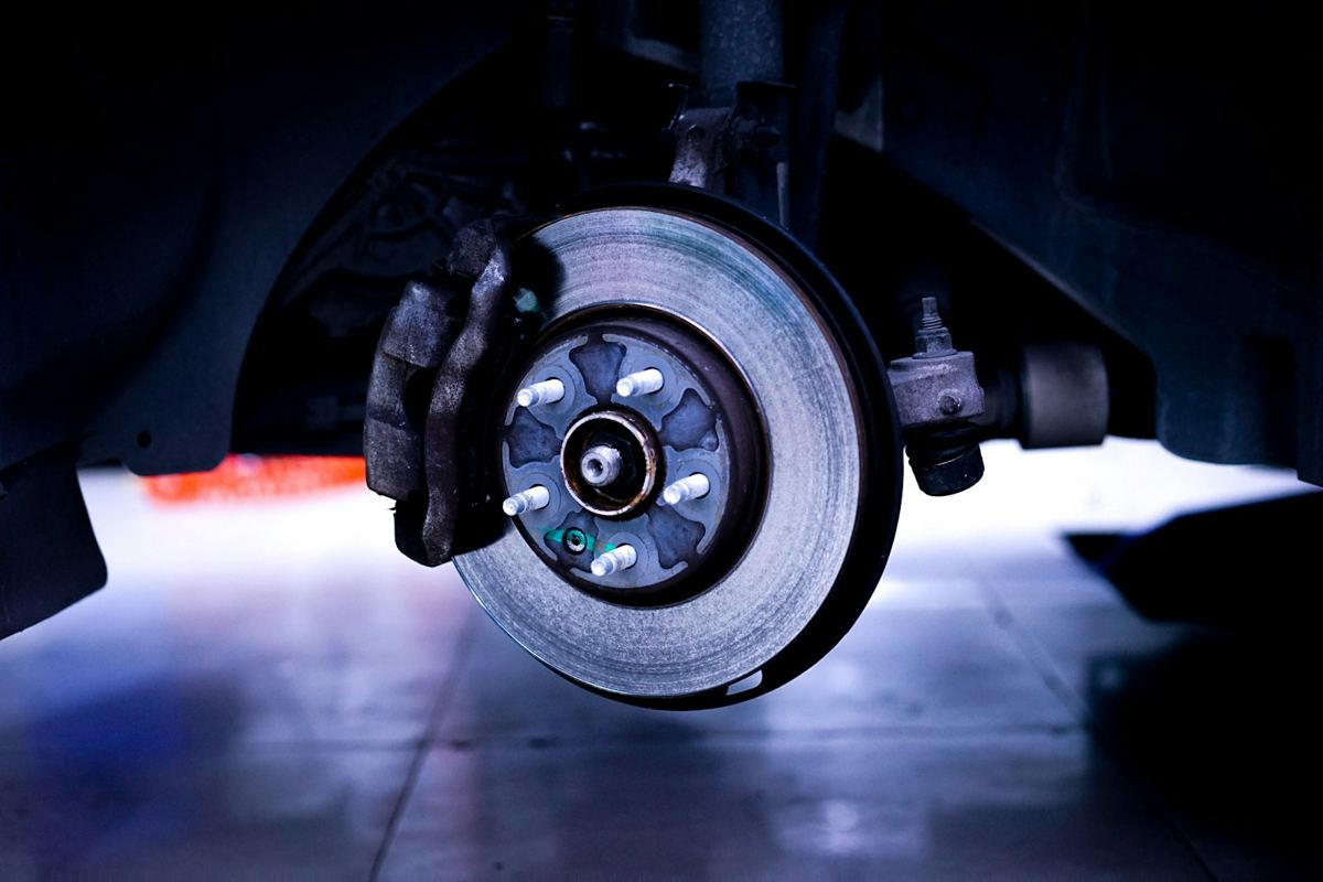 Disco e pinça de freio com o carro suspenso